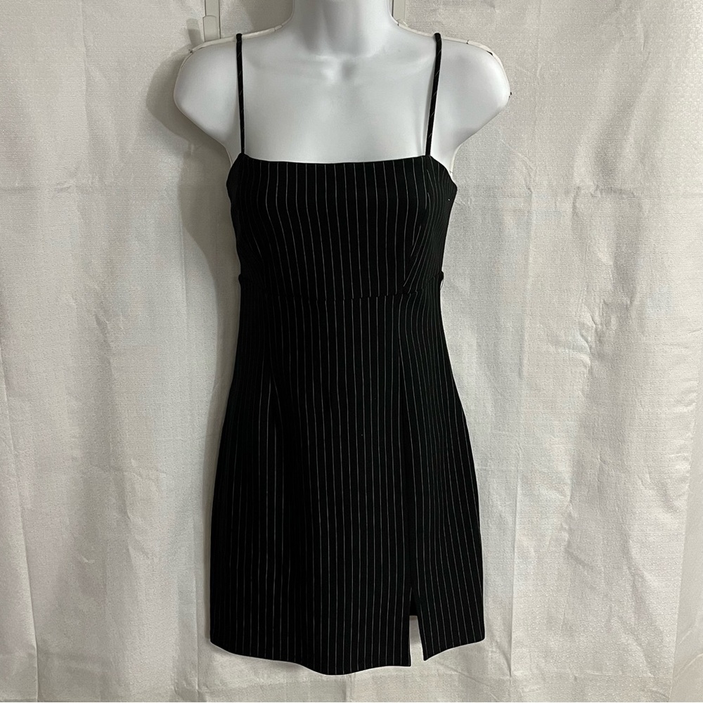 Forever 21 ladies, black and white striped woven pinafore dress size medium